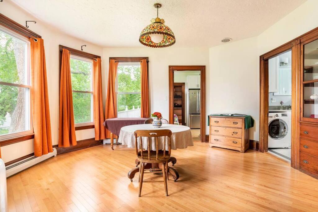 Cozy In Downtown Apartment